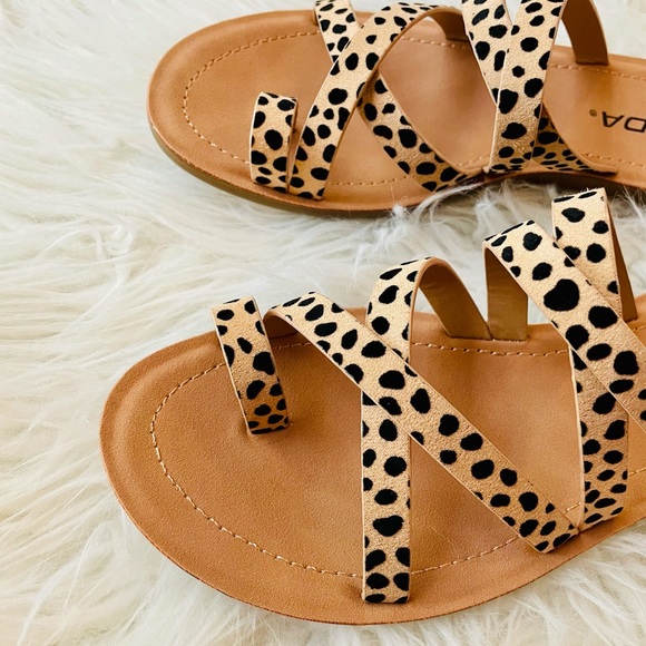 Tan Cheetah Strappy Toe Ring Sandals - Picture 11 of 14